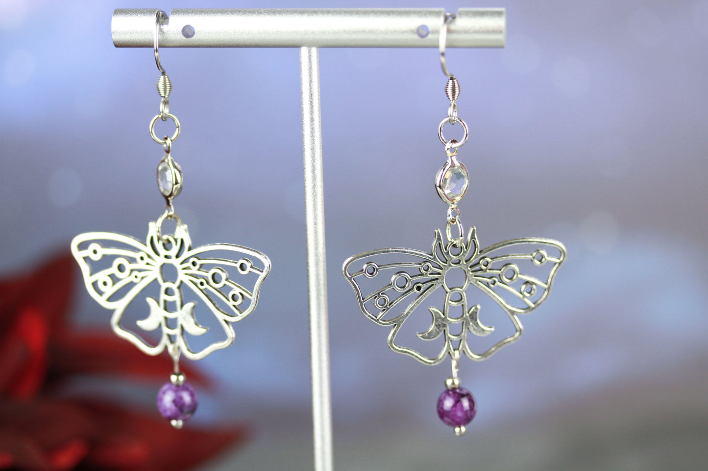 Silberne Schmetterling Ohrringe mit lila Natursteinperlen – Amberwing Kollektion
