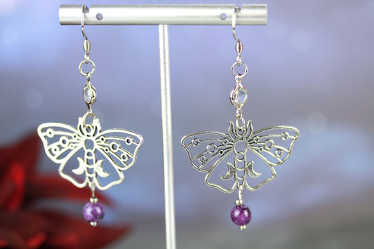Silberne Schmetterling Ohrringe mit lila Natursteinperlen – Amberwing Kollektion