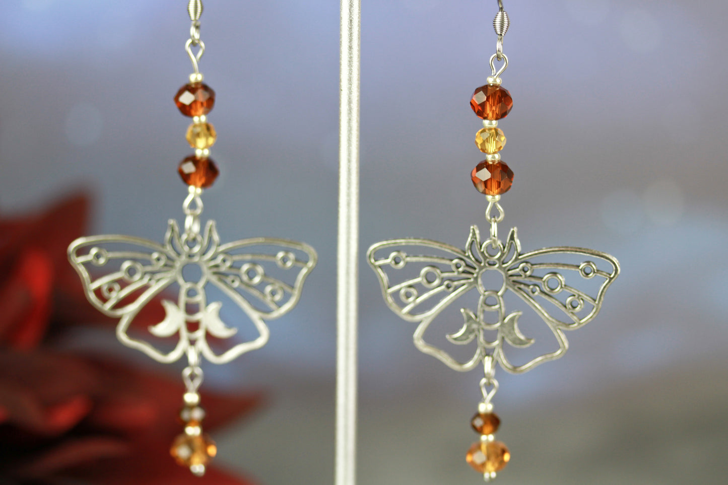 Silver Butterfly Ohrringe mit gelb-braunen Kristallperlen – Amberwing Kollektion