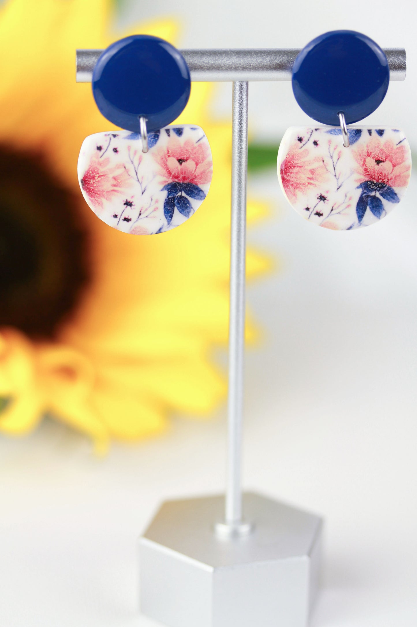 Blaue florale Polymer Clay Ohrringe „Ero“ – Kollektion Dualis