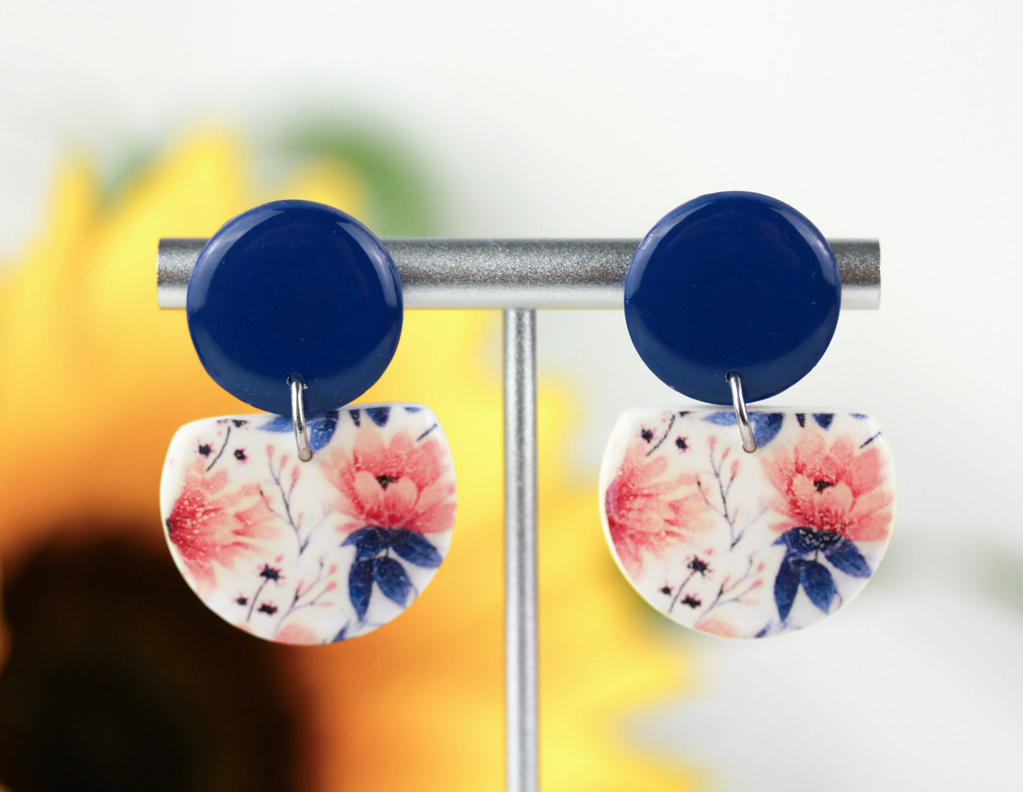 Blaue florale Polymer Clay Ohrringe „Ero“ – Kollektion Dualis