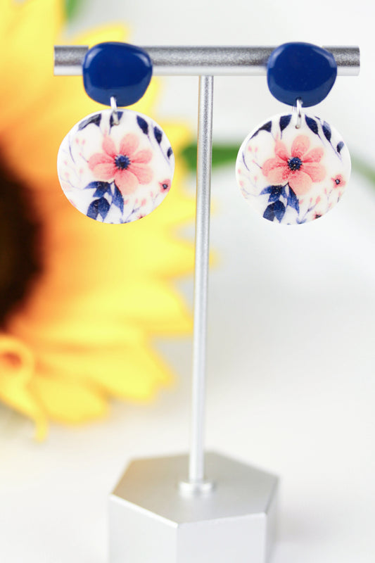 Blaue florale Polymer Clay Ohrringe „Sori“ – Kollektion Dualis