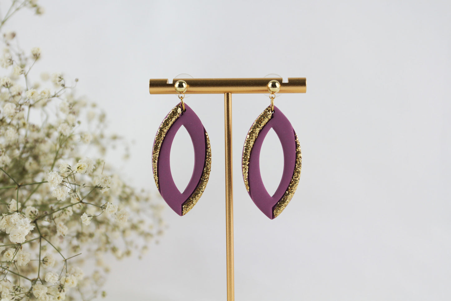 Elegante lila Hängeohrringe mit Gold Glitzer