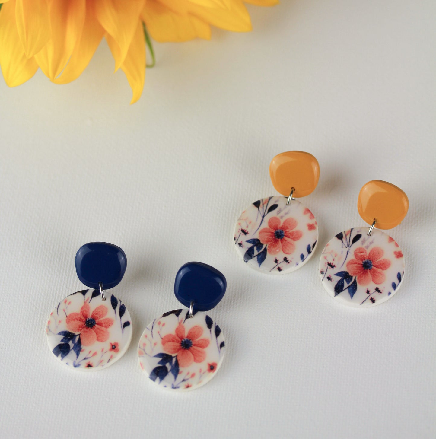 Blaue florale Polymer Clay Ohrringe „Sori“ – Kollektion Dualis
