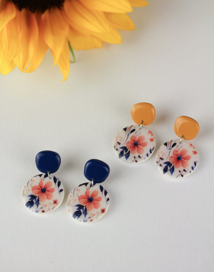 Blaue florale Polymer Clay Ohrringe „Sori“ – Kollektion Dualis