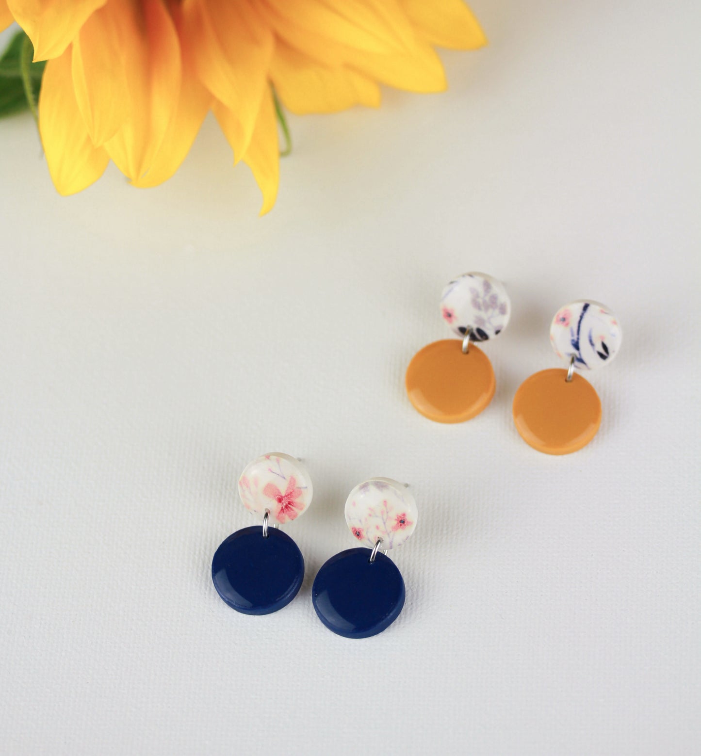 Blau und Gelbe Polymer Clay Ohrringe „Nori“ – Kollektion Dualis