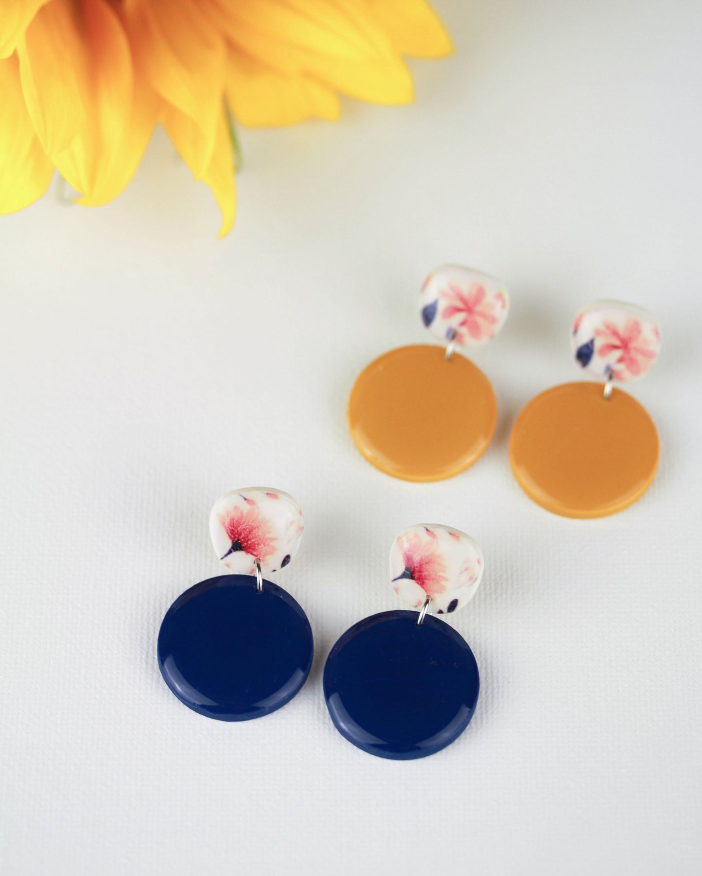 Blau und Gelbe Polymer Clay Ohrringe „Floa“ – Kollektion Dualis