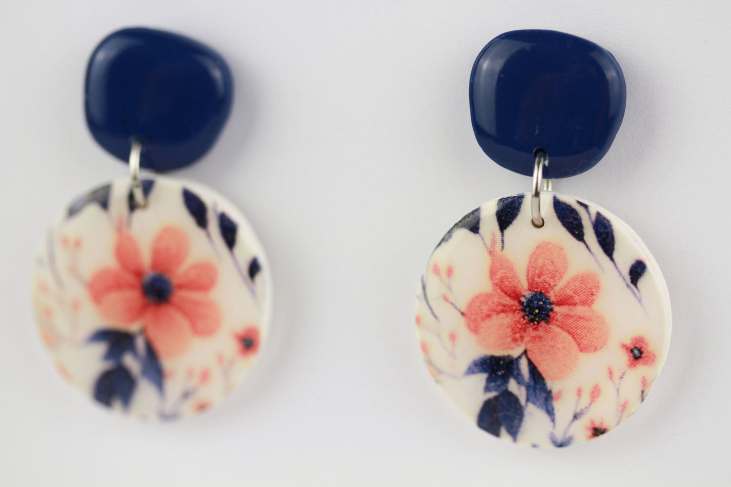 Blaue florale Polymer Clay Ohrringe „Sori“ – Kollektion Dualis