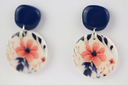 Blaue florale Polymer Clay Ohrringe „Sori“ – Kollektion Dualis