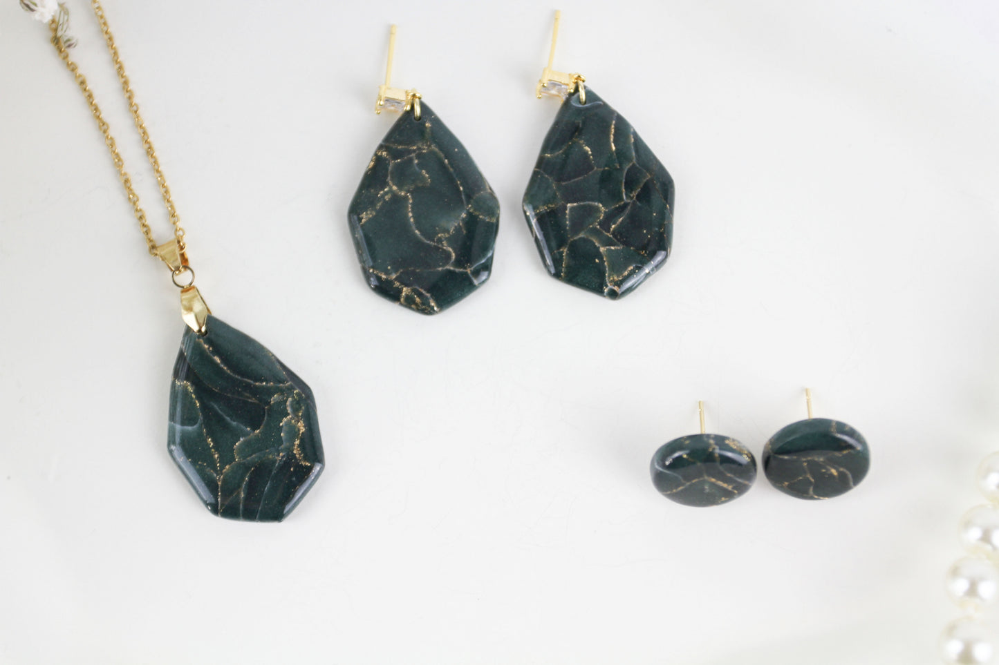 Elegante dunkelgrün goldene Polymer Clay Ohrringe und Halskette - Kollektion
