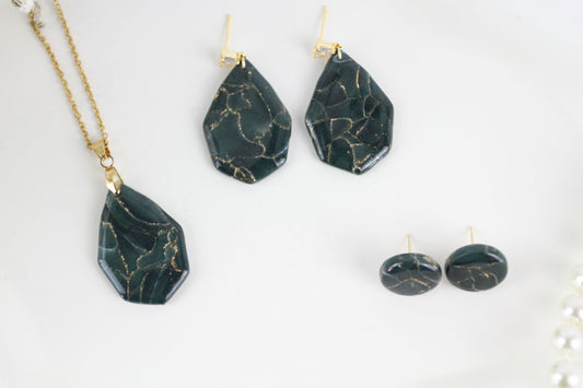 Elegante dunkelgrün goldene Polymer Clay Ohrringe und Halskette - Kollektion