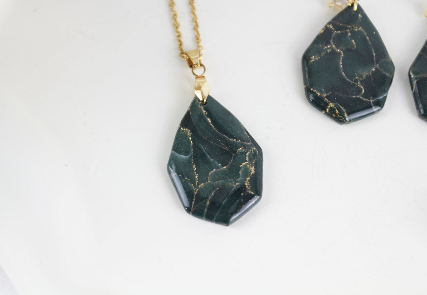 Elegante dunkelgrün goldene Polymer Clay Ohrringe und Halskette - Kollektion