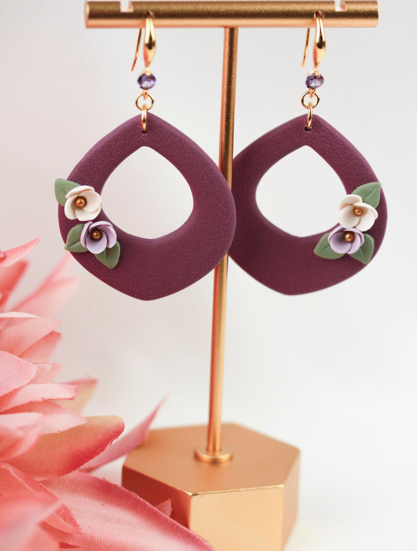 Purple Drop Blumen Hängeohrringe – Handgefertigte Polymer Clay Statement Ohrringe
