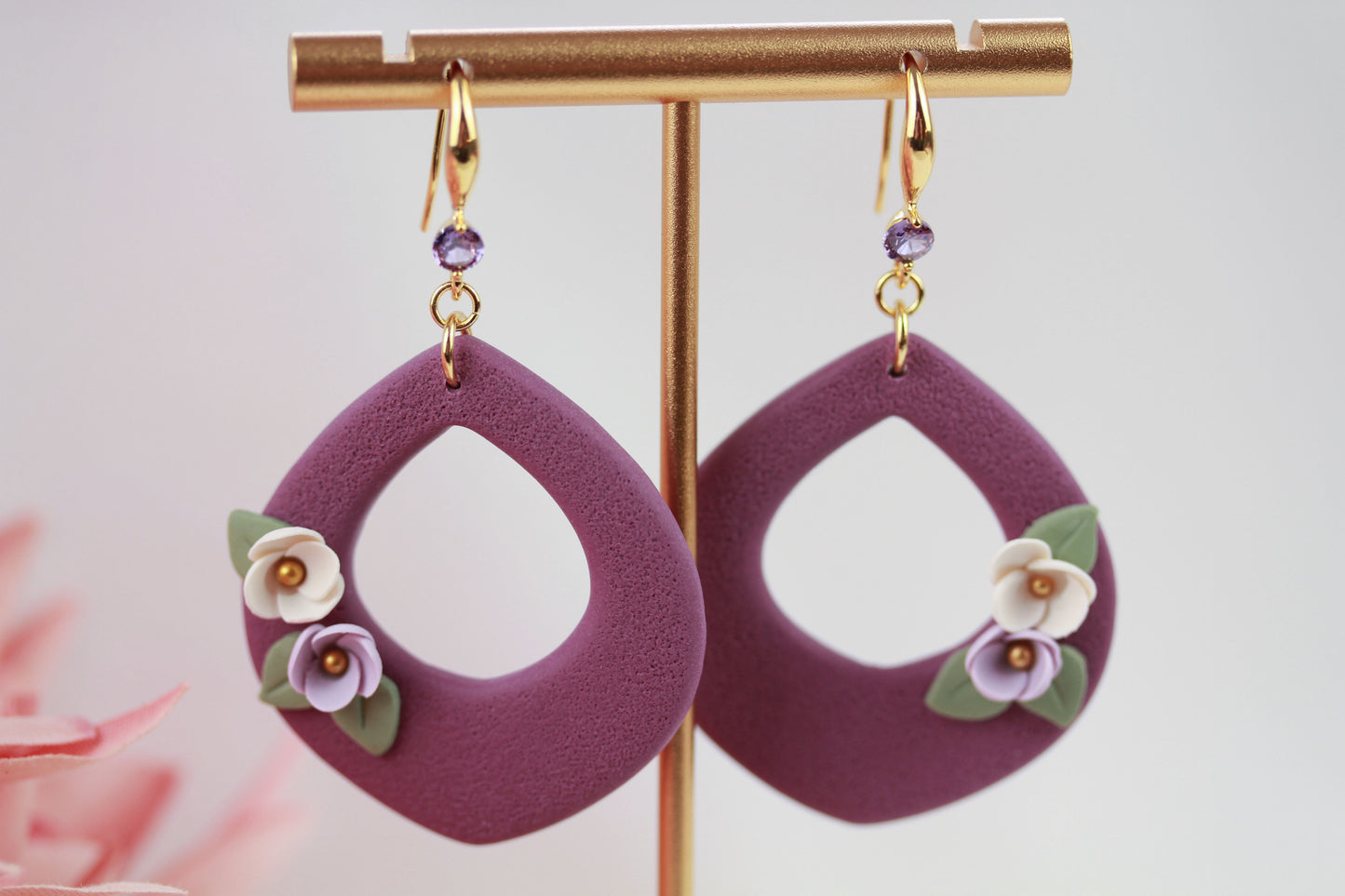Purple Drop Blumen Hängeohrringe – Handgefertigte Polymer Clay Statement Ohrringe