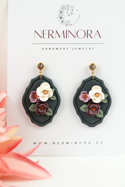 Midnight Bloom – Blaue Blumenwiese Ohrringe mit lila-weißen Blüten