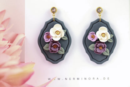 Midnight Bloom – Blaue Blumenwiese Ohrringe mit lila-weißen Blüten