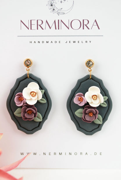 Midnight Bloom – Blaue Blumenwiese Ohrringe mit lila-weißen Blüten