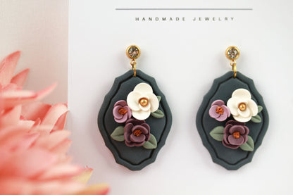 Midnight Bloom – Blaue Blumenwiese Ohrringe mit lila-weißen Blüten