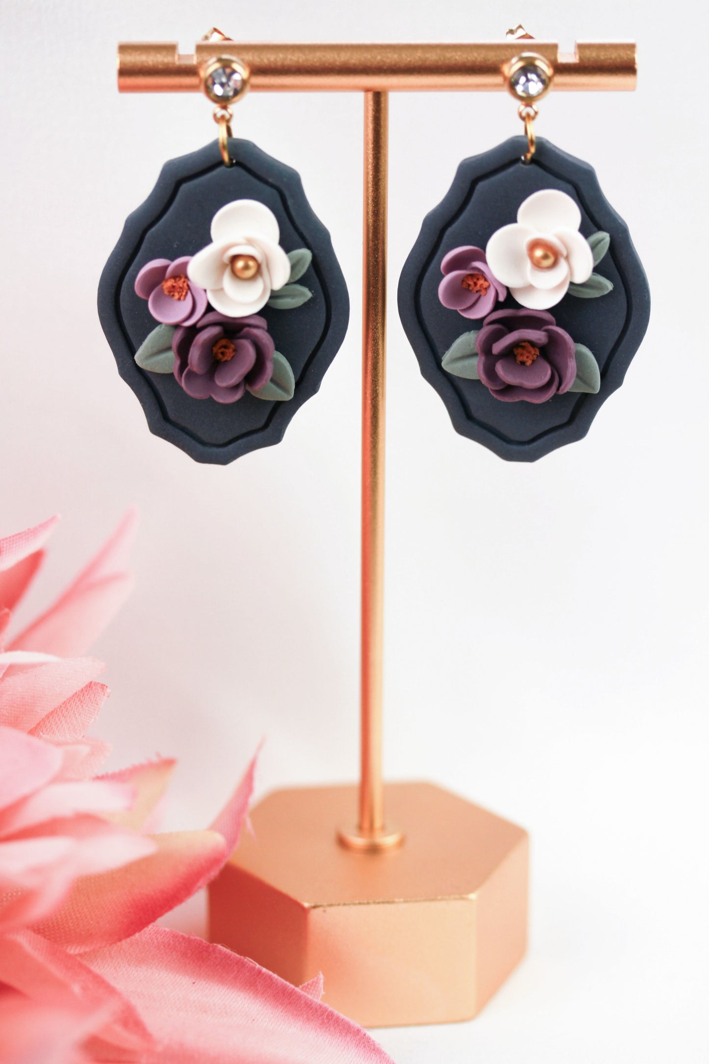 Midnight Bloom – Blaue Blumenwiese Ohrringe mit lila-weißen Blüten