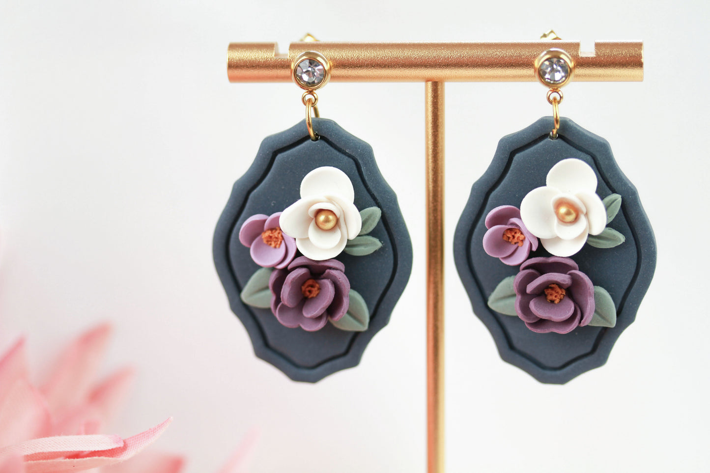 Midnight Bloom – Blaue Blumenwiese Ohrringe mit lila-weißen Blüten