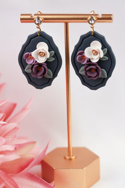 Midnight Bloom – Blaue Blumenwiese Ohrringe mit lila-weißen Blüten