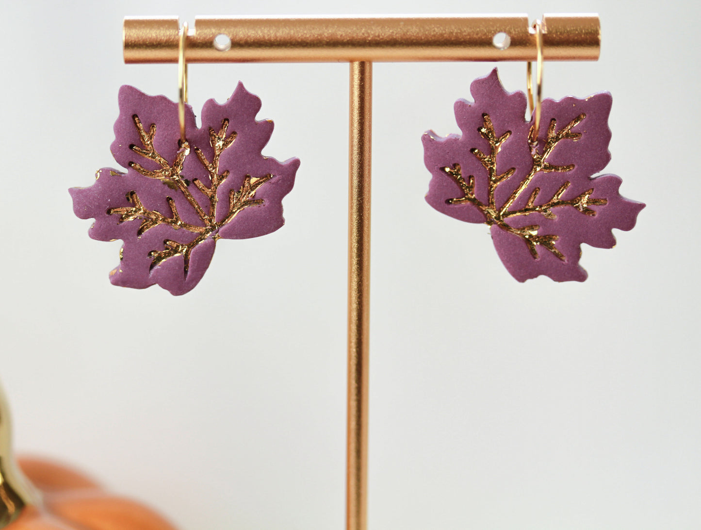 Herbst Ahorn – Weiß-Lila-Gold Ohrringe | Handgefertigte Polymer Clay Kollektion