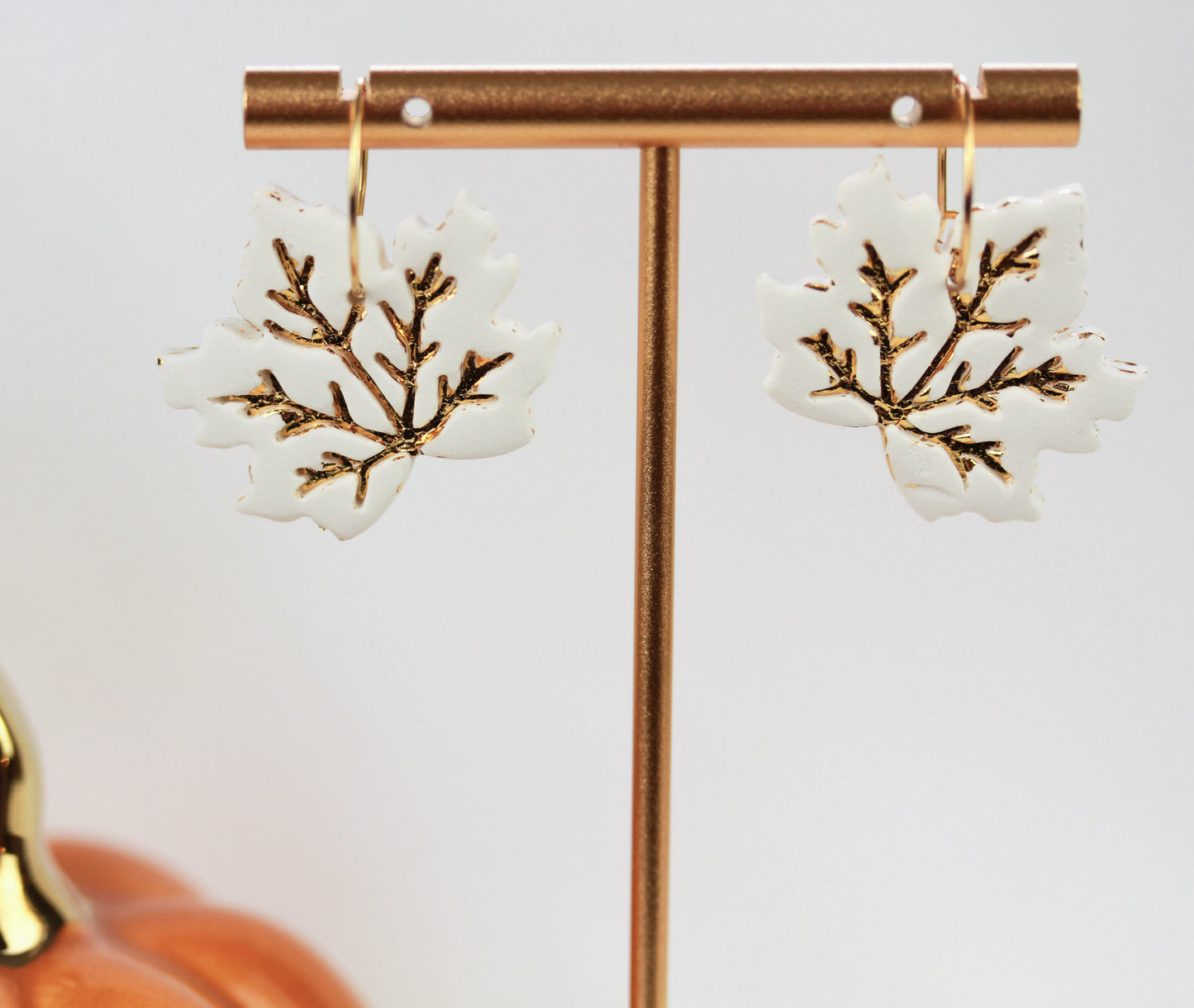 Herbst Ahorn – Weiß-Lila-Gold Ohrringe | Handgefertigte Polymer Clay Kollektion