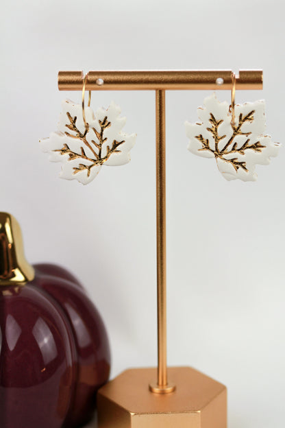 Herbst Ahorn – Weiß-Lila-Gold Ohrringe | Handgefertigte Polymer Clay Kollektion