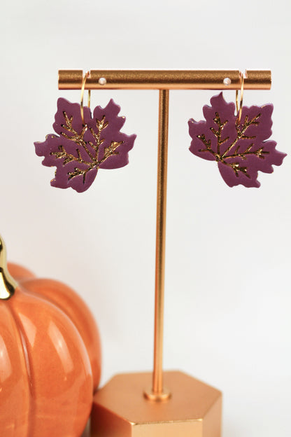 Herbst Ahorn – Weiß-Lila-Gold Ohrringe | Handgefertigte Polymer Clay Kollektion