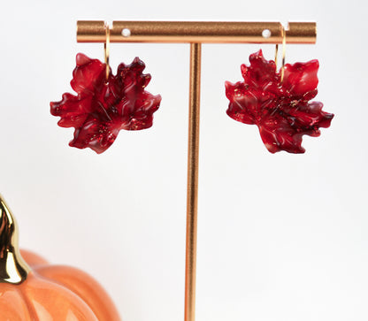 Ahornblatt Ohrringe – Handgefertigte herbstliche Polymer Clay Ohrringe