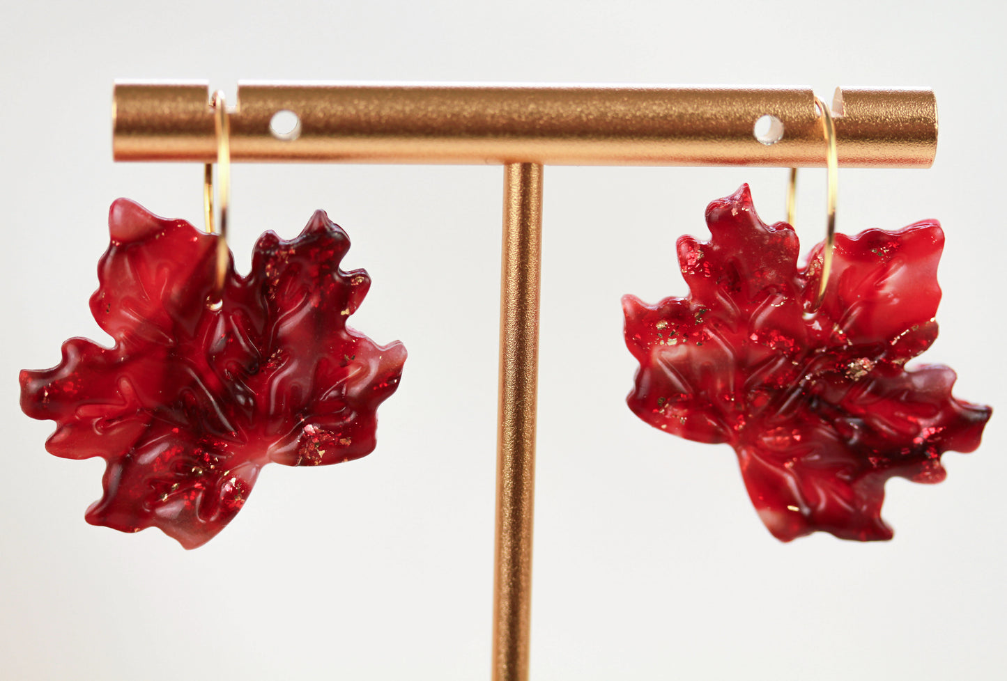 Ahornblatt Ohrringe – Handgefertigte herbstliche Polymer Clay Ohrringe