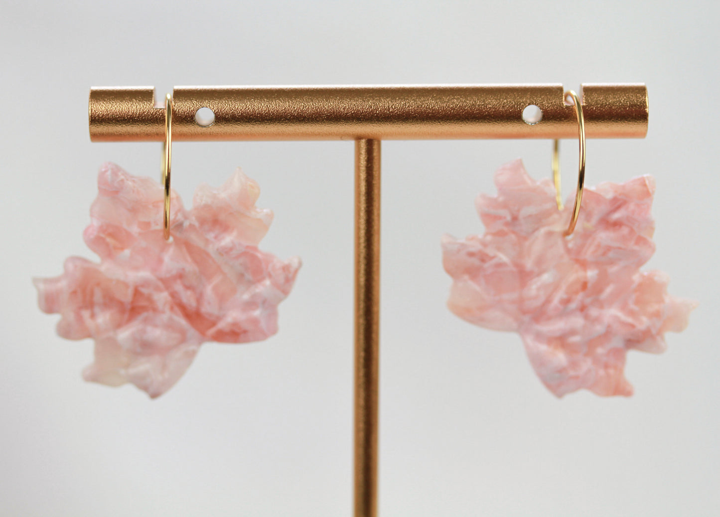 Ahornblatt Ohrringe – Handgefertigte herbstliche Polymer Clay Ohrringe