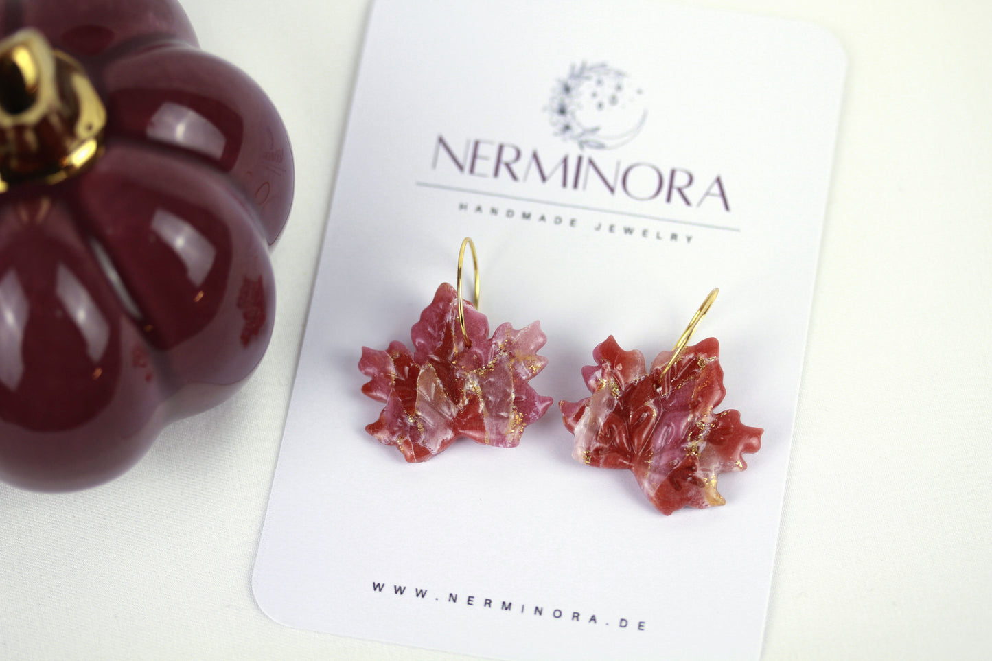 Ahornblatt Ohrringe – Handgefertigte herbstliche Polymer Clay Ohrringe