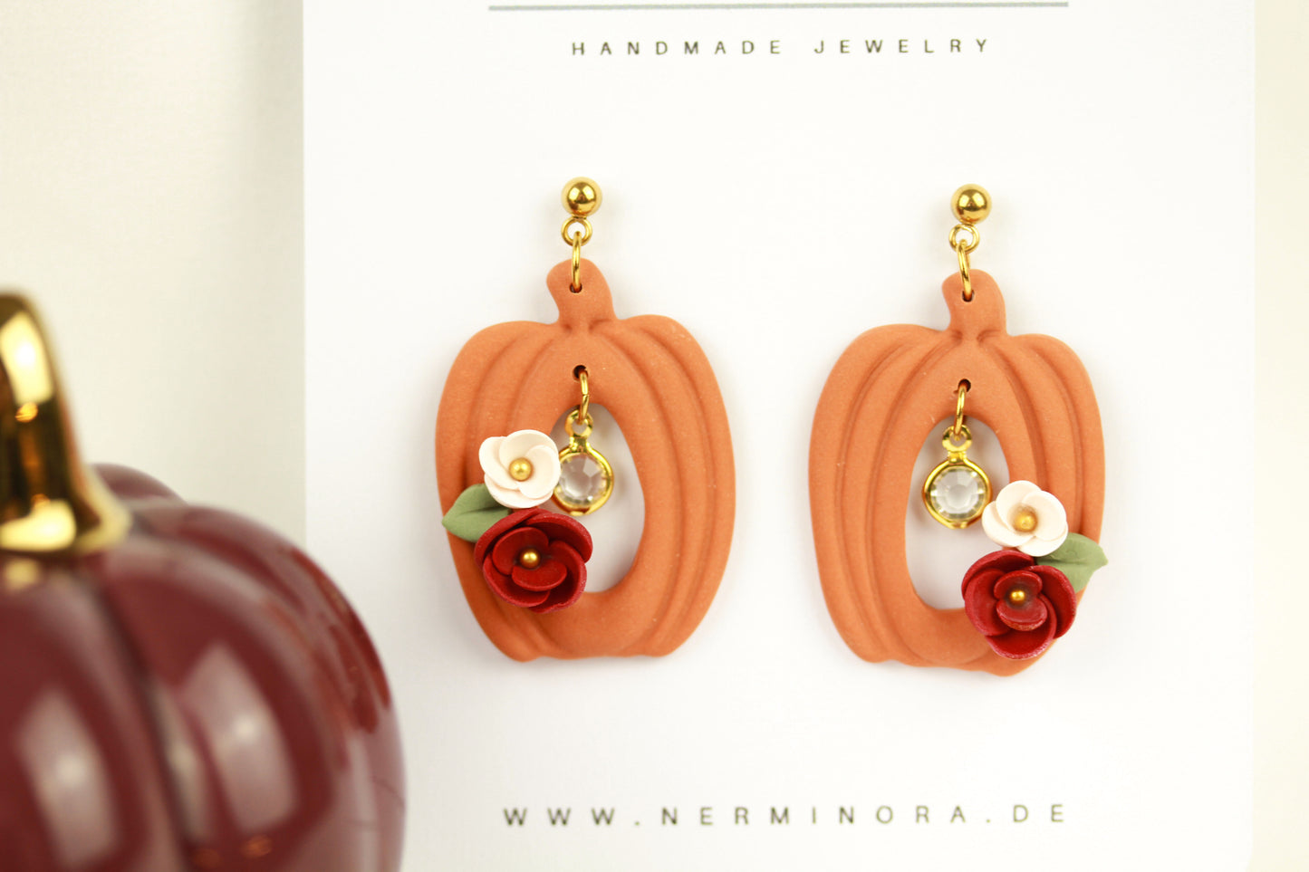Herbstliche Kürbis-Blumen Ohrringe – Handgefertigte Polymer Clay Statement Ohrringe