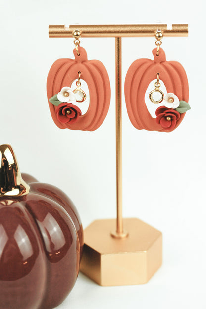 Herbstliche Kürbis-Blumen Ohrringe – Handgefertigte Polymer Clay Statement Ohrringe