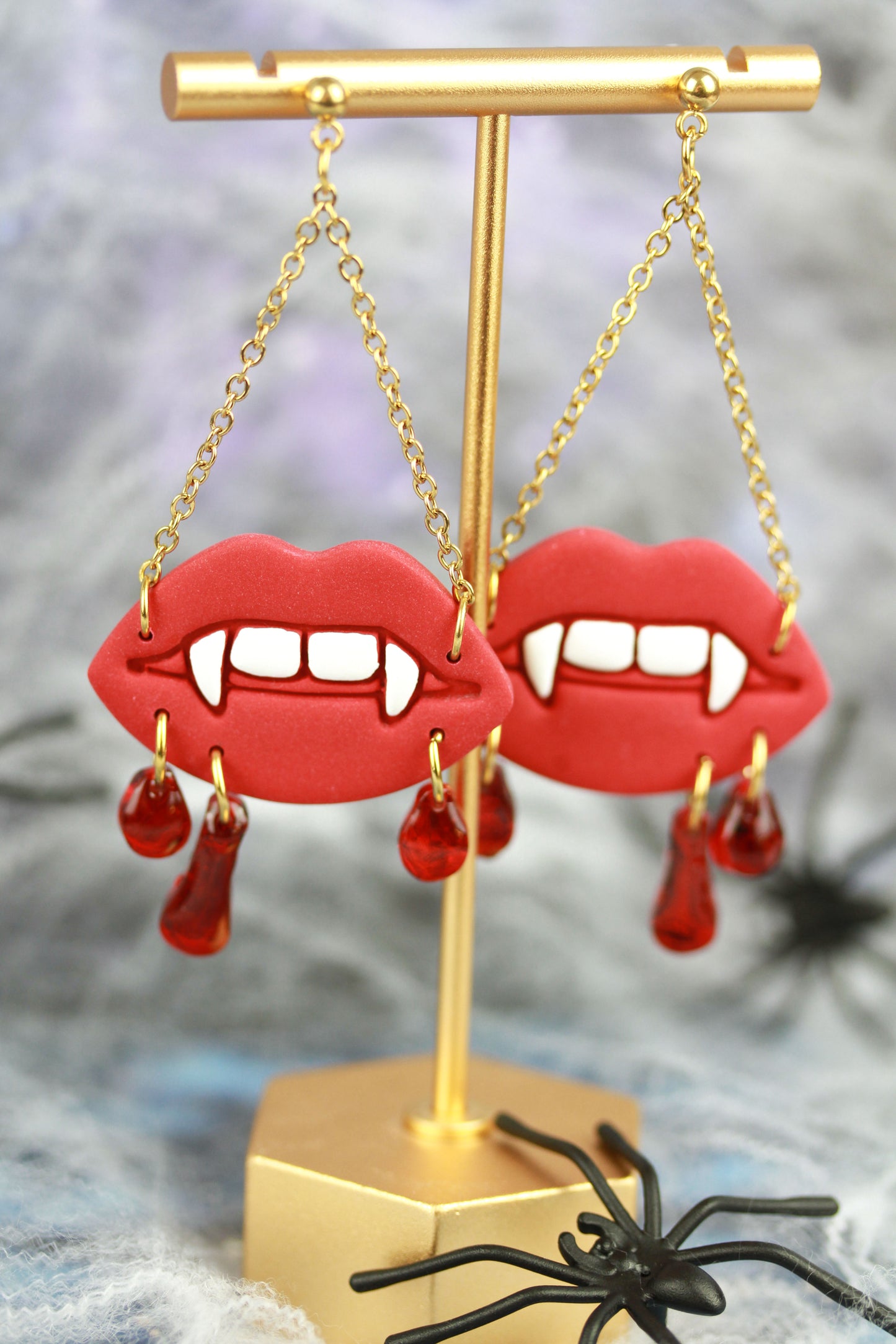 Blutige Lippen Ohrringe – Handgefertigte Horror Statement Ohrringe | Halloween Edition