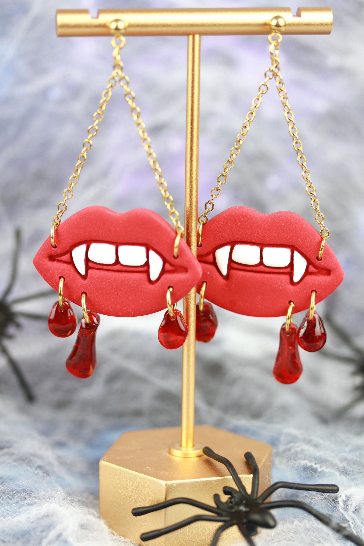 Blutige Lippen Ohrringe – Handgefertigte Horror Statement Ohrringe | Halloween Edition