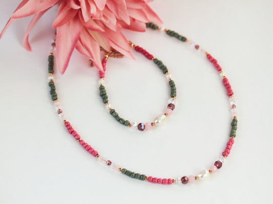 Grün-Altrosa Perlenkette & Armband – Mit Süßwasserperlen - Set