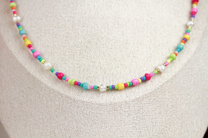 Bunte Perlen Halskette mit Süßwasserperlen – Handgefertigter Perlenschmuck