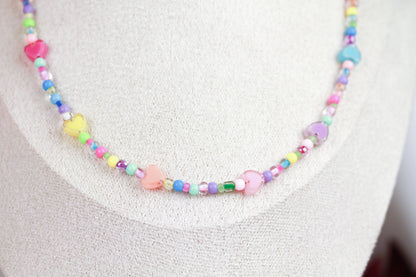 Bunte Herzchen Perlenkette – Handgefertigte süße Perlenhalskette