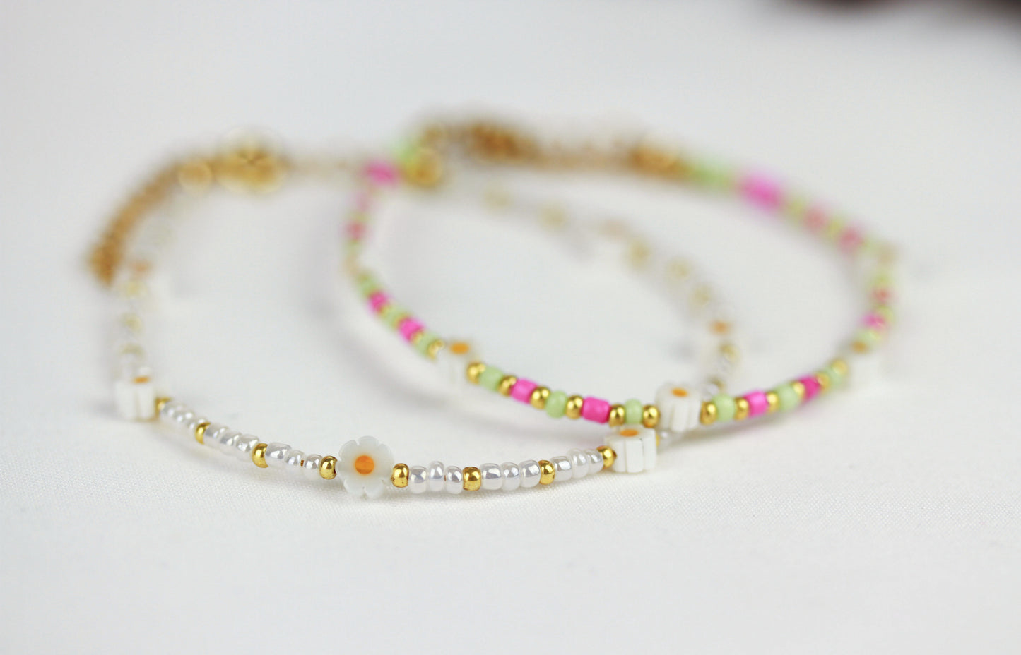 Gänseblümchen Armband – Weiß & Rosa-Grün | Handgefertigtes Perlenarmband