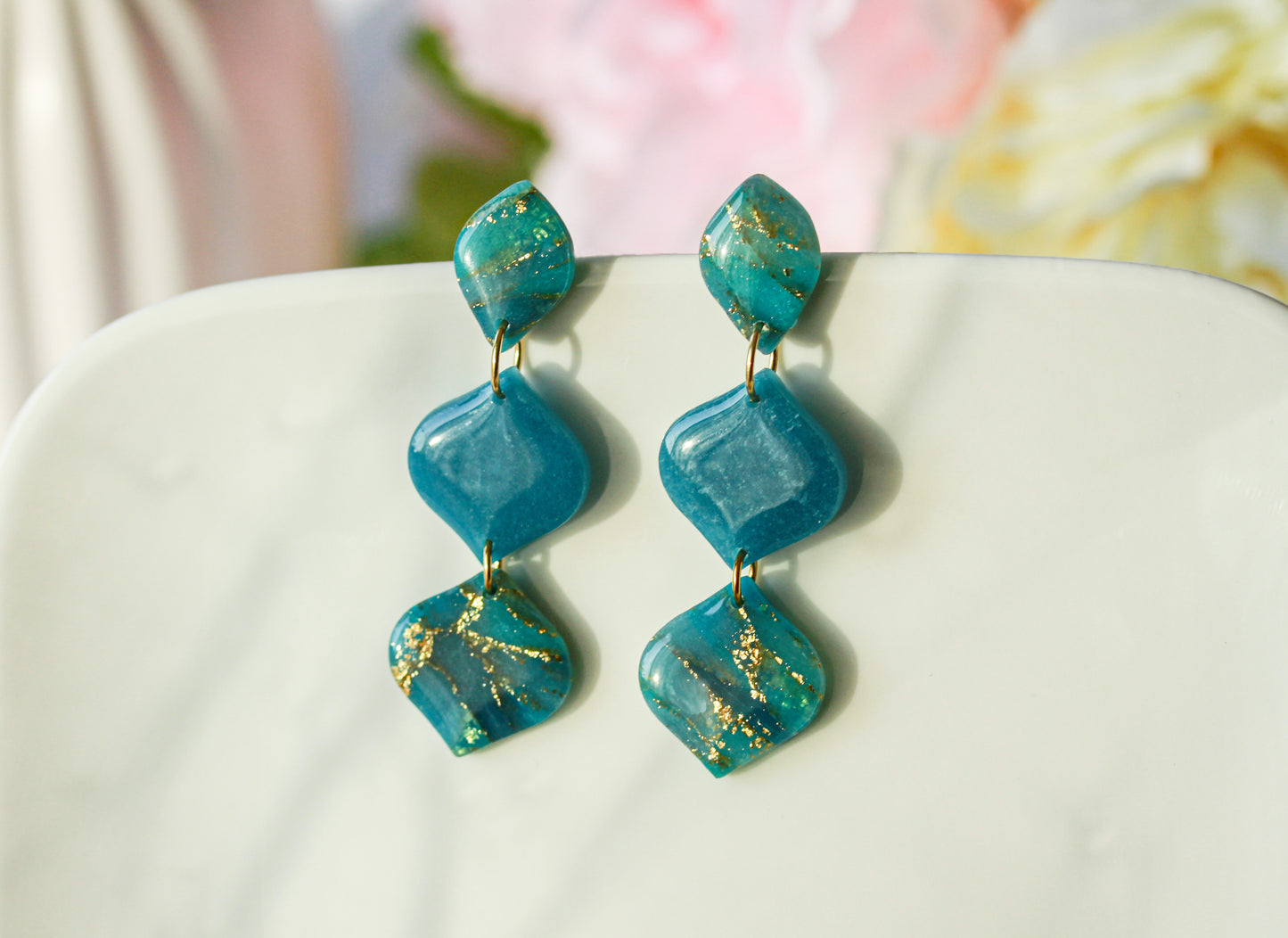 Ocean Gold Bloom – Wavy Chain Ohrringe