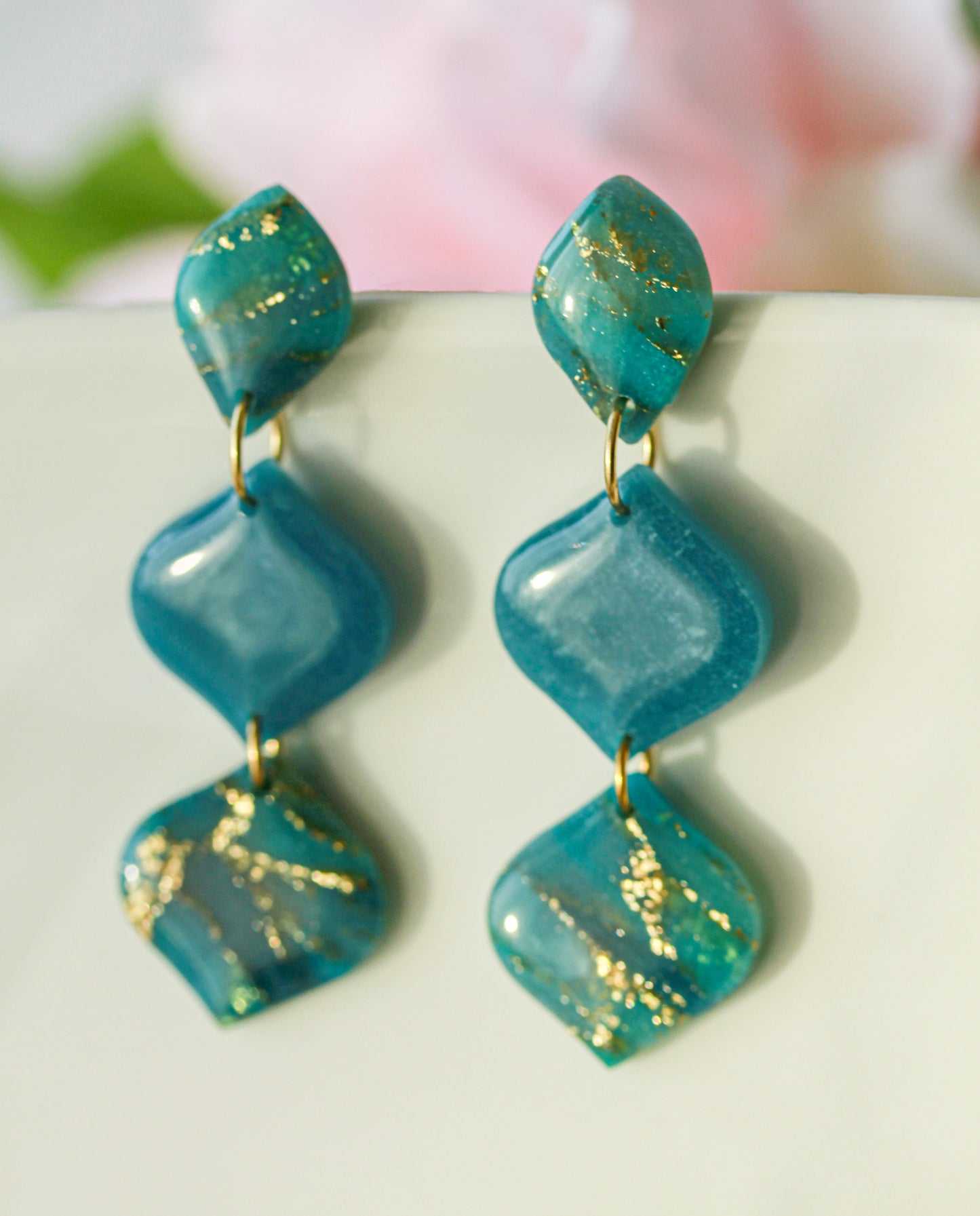 Ocean Gold Bloom – Wavy Chain Ohrringe