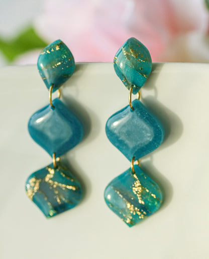 Ocean Gold Bloom – Wavy Chain Ohrringe