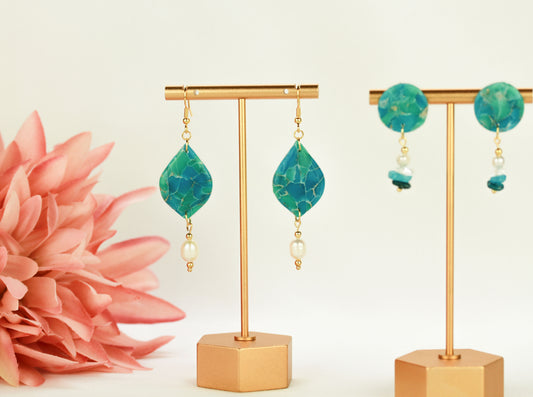 Maritime Türkis Ohrringe mit Natursteinen & Süßwasserperlen – Handgefertigte Polymer Clay Statement Ohrringe