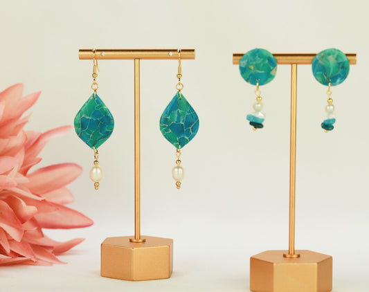 Maritime Türkis Ohrringe mit Natursteinen & Süßwasserperlen – Handgefertigte Polymer Clay Statement Ohrringe