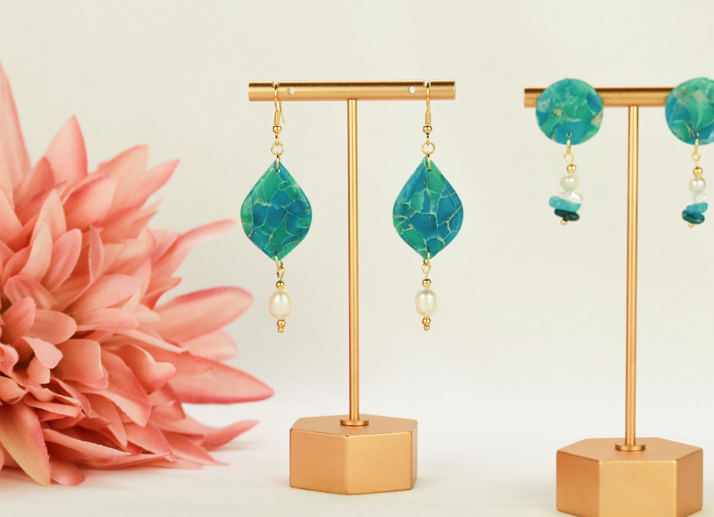 Maritime Türkis Ohrringe mit Natursteinen & Süßwasserperlen – Handgefertigte Polymer Clay Statement Ohrringe