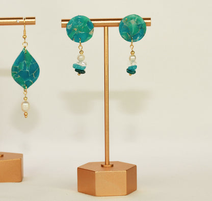 Maritime Türkis Ohrringe mit Natursteinen & Süßwasserperlen – Handgefertigte Polymer Clay Statement Ohrringe