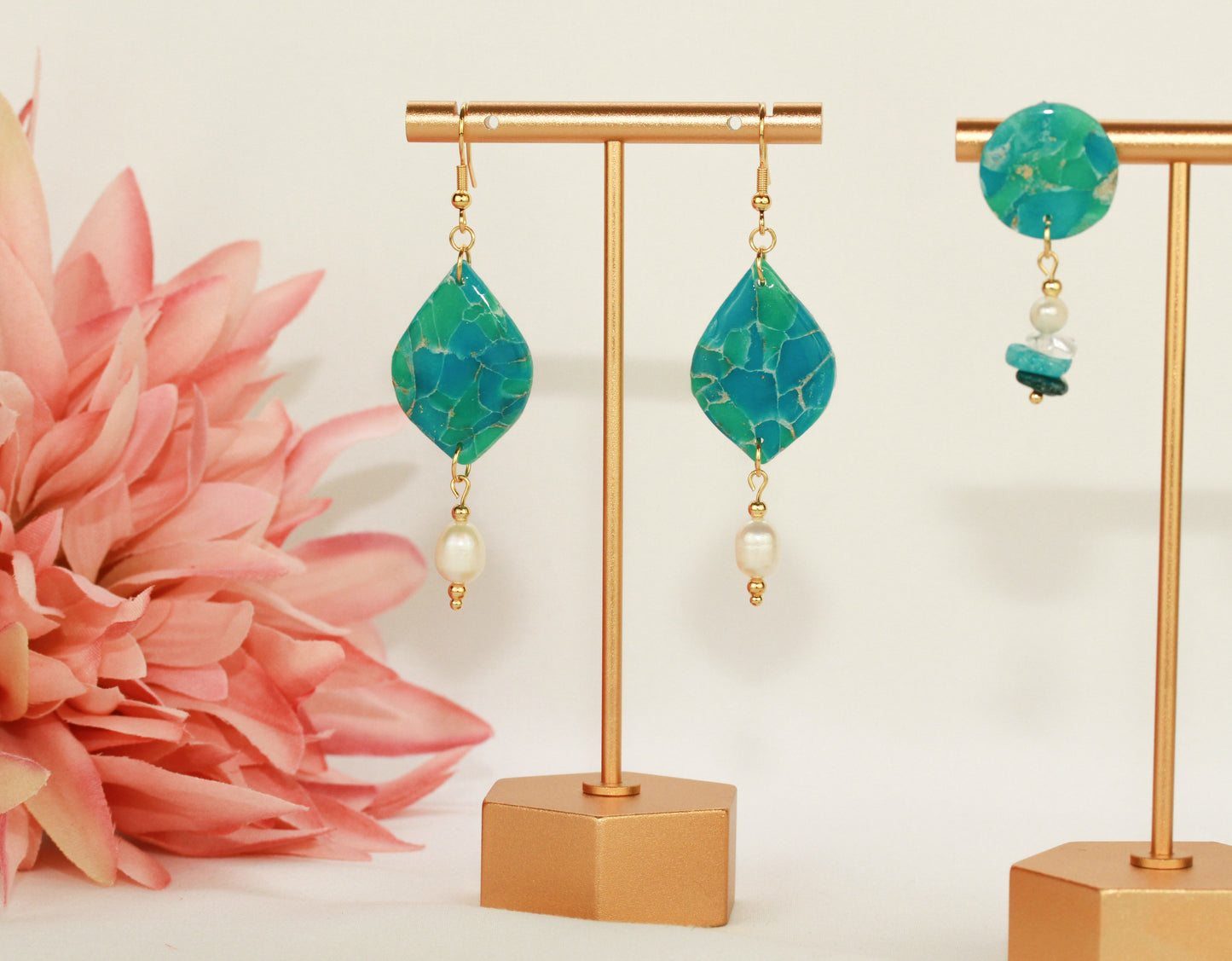 Maritime Türkis Ohrringe mit Natursteinen & Süßwasserperlen – Handgefertigte Polymer Clay Statement Ohrringe