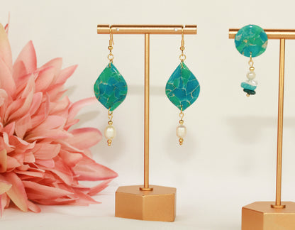 Maritime Türkis Ohrringe mit Natursteinen & Süßwasserperlen – Handgefertigte Polymer Clay Statement Ohrringe